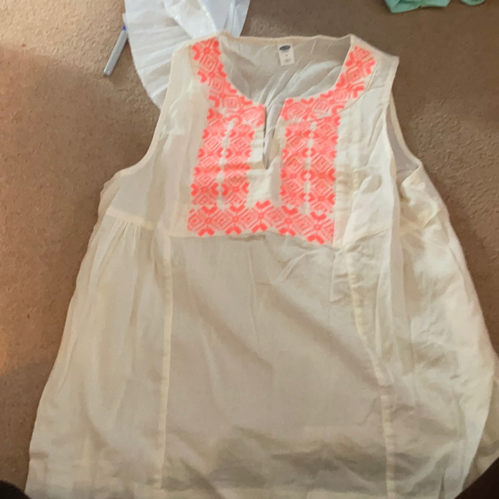 Creme and salmon tee